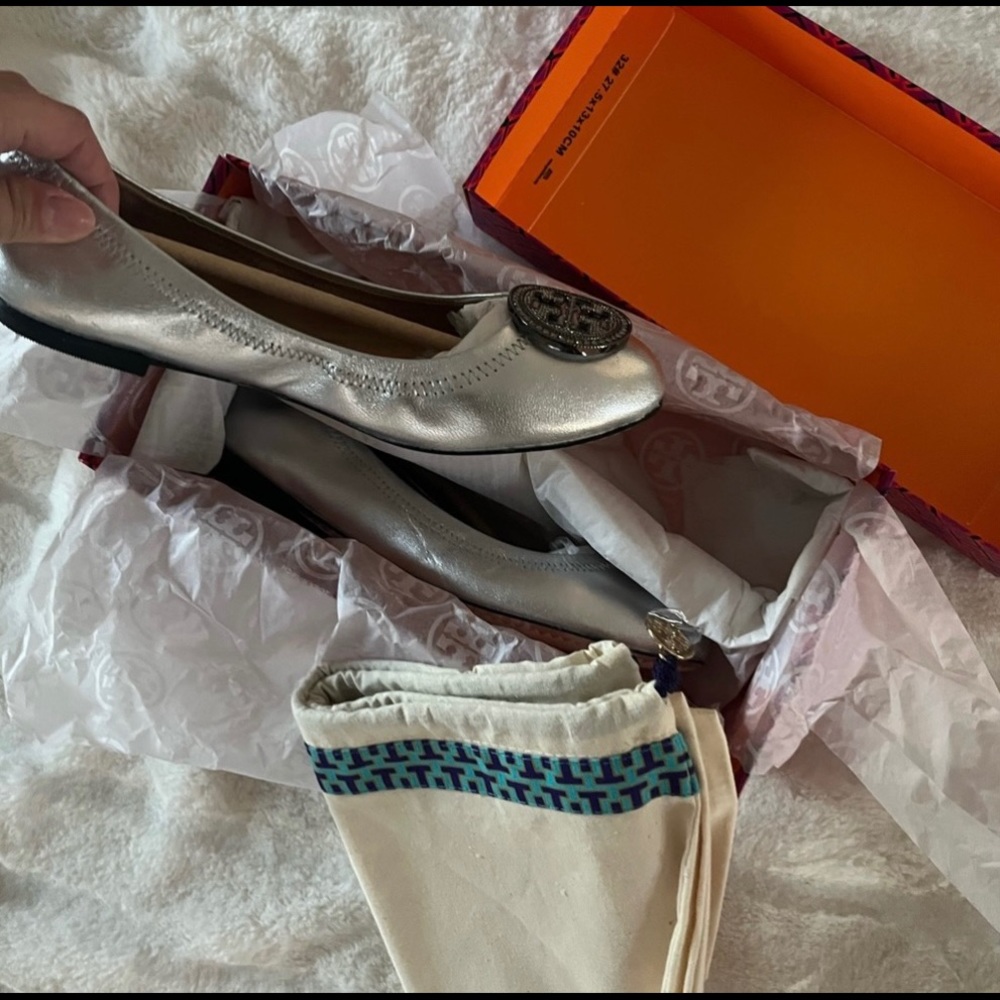 Tory burch silver flats brand new never used